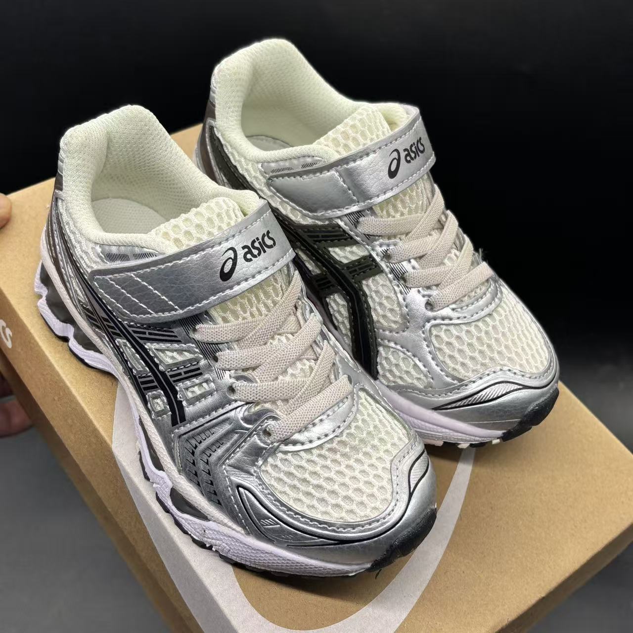 Children's shoes child